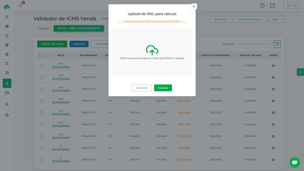 Esta imagem foca no processo de importação de dados que alimenta a gestão fiscal e, consequentemente, o Módulo de Pagamentos. O pop-up de